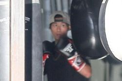 Pax Thiên mê boxing, Vivienne học võ karate tại nhà