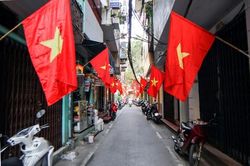 Hà Nội trang trí, tuyên truyền phong phú, sinh động
