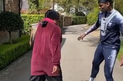 Pogba đùa giỡn, 'xâu kim' mẹ giữa mùa Covid-19