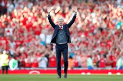 Wenger ra đi, để lại một Arsenal lạc lối