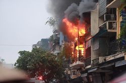 Ngôi nhà trên phố cổ Hà Nội bốc cháy dữ dội