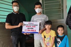 VietNamNet trao hơn 41 triệu cho người chồng góa vợ nuôi 3 con thơ