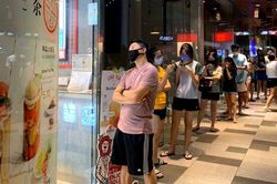 Dân Singapore ùn ùn xếp hàng mua trà sữa trước lệnh đóng cửa dập dịch