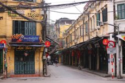 Hà Nội: Nới cách ly từ 0 giờ 23/4, cấm dịch vụ bar, massage, karaoke