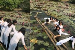 Tưởng có bộ ảnh màu mè bên hoa súng, ai dè 8 cô gái lại 'quá nhọ' cùng rớt xuống hồ