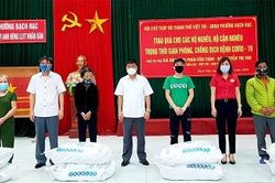 Phát 2,5 tấn gạo miễn phí cho người nghèo