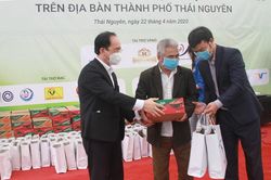 Tặng quà các gia đình gặp khó khăn do ảnh hưởng của dịch COVID-19