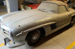 Xe Mercedes-Benz 300 SL Roadster bị chủ nhân bỏ rơi 40 năm vẫn có giá 25 tỷ