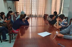 Buôn bán ế ẩm do COVID-19, tiểu thương lập chiếu bạc giữa chợ