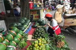 Thị trường ngày 22-4: Hoa và trái cây hút khách