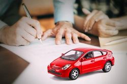 Trách nhiệm liên đới khi đứng tên hộ trong hợp đồng mua ô tô trả góp
