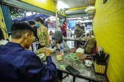 Các quán ăn không được phục vụ nhiều người cùng lúc, khách ăn uống cần hạn chế cười đùa, nói to