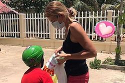 Mẹ con người Nga ở Phan Thiết mang gạo đến ATM quyên góp