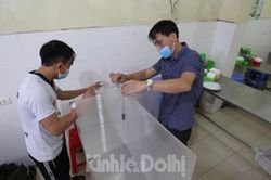Độc đáo với quán cơm có hàng rào chắn bọt giãn khoảng cách cho khách hàng
