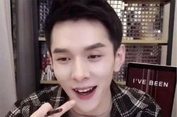 Tắt filter khi livestream, 'ông hoàng son môi' lộ nhan sắc thật phát khiếp