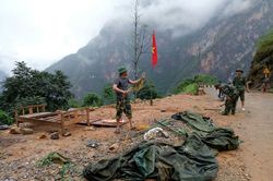 Giông lốc, mưa đá cuốn bay 11 lều bạt phòng chống COVID -19 ở biên giới