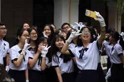 Học sinh TPHCM đi học lại ngồi cách nhau 2m, nếu không phải có vách ngăn