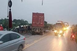 Xe container lật ngang sau va chạm, 1 tài xế tử vong