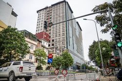 Hà Nội: Lắp vận thăng chuẩn bị phá dỡ giai đoạn 2 tòa 8B Lê Trực