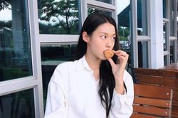 Cách mix áo sơmi trắng, áo thun đen 'nhạt nhòa' để đi làm sau mùa dịch vô cùng xinh yêu
