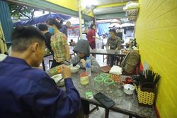 Hàng quán ở Hà Nội hối hả mở cửa sau chuỗi ngày dài tạm dừng hoạt động phòng dịch COVID-19