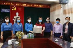 Công đoàn viên chức tỉnh tặng quà phòng, chống dịch COVID-19