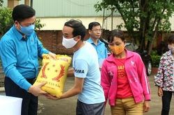 LĐLĐ tỉnh trao gạo miễn phí cho CNLĐ khó khăn