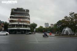 Ngày đầu dừng cách ly xã hội, hàng quán phố cổ Hà Nội vẫn im lìm