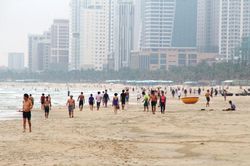 Ngày đầu hết cách ly, người Đà Nẵng đổ ra biển nô đùa với sóng