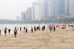 Người Đà Nẵng ùn ùn đổ ra tắm biển ngày đầu hết cách ly