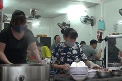 Quán xá, đường phố Hà Nội đông đúc trở lại