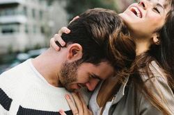 Một thói quen khi đi ngủ cho thấy chồng bạn có thể đang ngoại tình