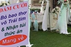 Tấm biển 'độc' tại đám cưới mùa COVID-19: Bỏ phong bao vào trái tim rồi nhận túi đồ ăn về!