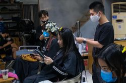 Khách hối hả rửa xe, làm đẹp, ông chủ phụ việc thay nhân viên