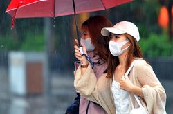 Vì sao TP.HCM mưa to giữa ngày nắng nóng?