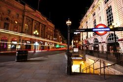 London lên đèn lung linh nhưng không ai ra đường