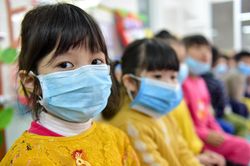 Giáo viên, học sinh nếu có biểu hiện sốt, ho, khó thở thì không được đến trường học