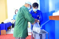Tỉnh đoàn Khánh Hòa lắp ATM gạo nghĩa tình cho công nhân khu công nghiệp