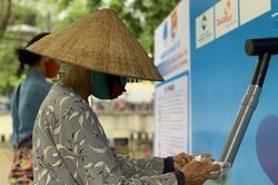 Cựu học sinh trung học mang 'ATM gạo tình thương' về cho người nghèo