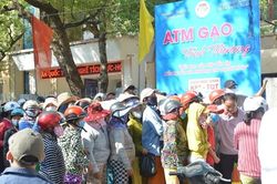 Người dân chen lấn, ATM gạo chuyển địa điểm