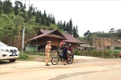 Người dân thôn Pín Tủng nghiêm túc phòng, chống dịch COVID-19