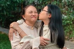 Phương Mỹ Chi lên tiếng sau khi bị chỉ trích vì trét kem lên mặt mẹ: 'Sinh nhật mẹ em vui là được'