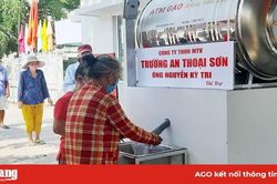 Vận hành 2 máy 'ATM gạo' tại phường Đông Xuyên