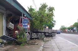 Xe đầu kéo tông sập nhà dân lúc nửa đêm, lái xe nhập viện