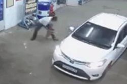 Dừng ô tô vào trạm đổ xăng, tài xế này đã có hành động cực xấu xí gây phẫn nộ