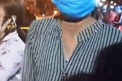 Mẹ già khóc ngất chứng kiến thi thể con trai bị bạn nhậu đâm chết rồi bỏ lại ven đường