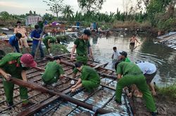 Lốc xoáy làm sập và tốc mái 37 căn nhà