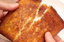 Làm bánh mì bơ đường nâu đơn giản không cần lò nướng