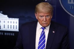 TT Trump ký đạo luật 484 tỷ USD hỗ trợ công ty, bệnh viện