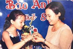 Angela Phương Trinh, Khánh Vân khoe ảnh thời trẻ của ba mẹ